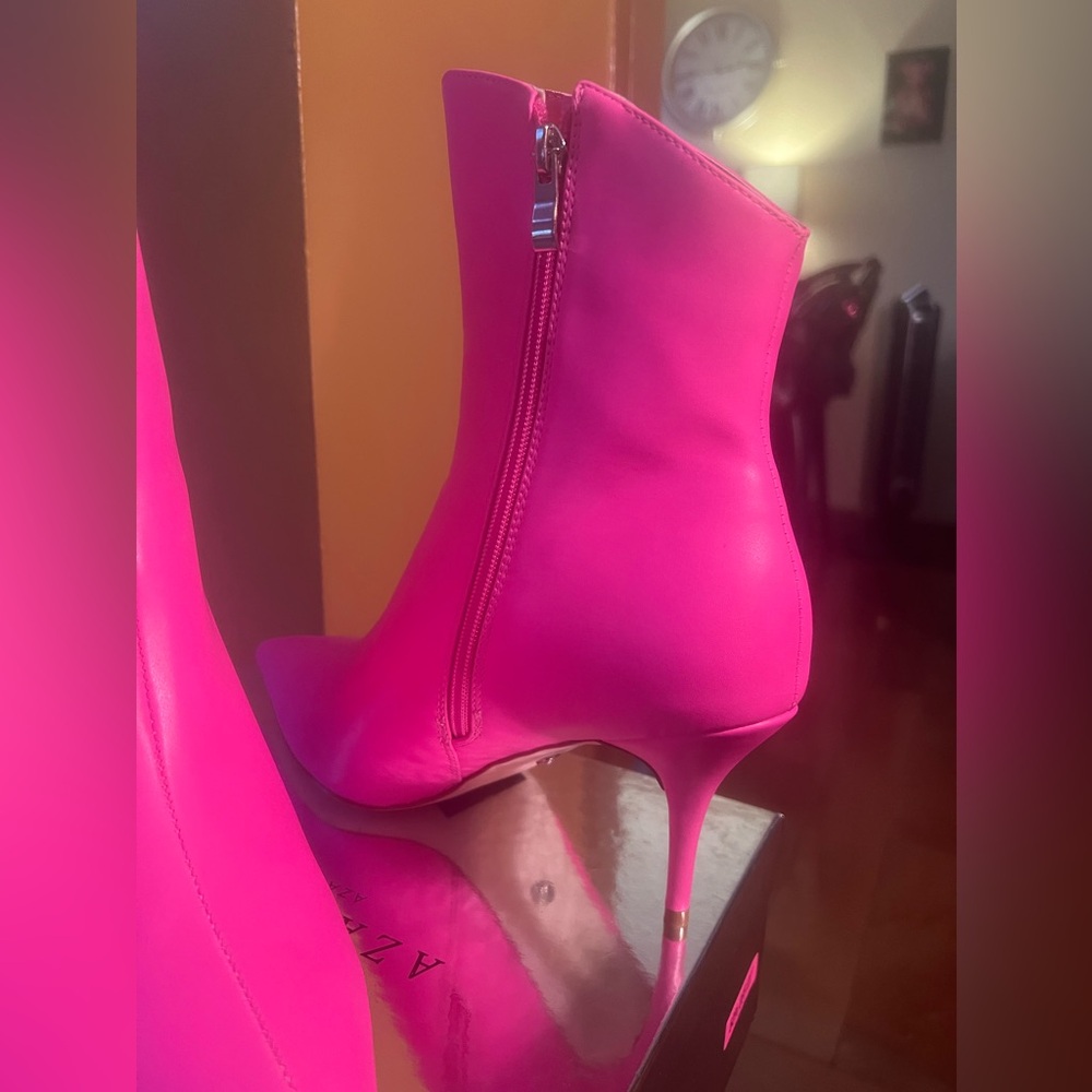 Azalea Wang NWT Stunning Barbie Influence Pink Faux Leather Stiletto Heal Boots - Picture 4 of 13